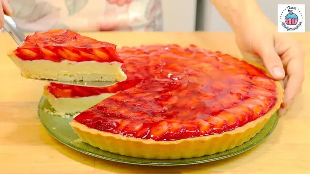 Пирог с заварным ванильным кремом и клубникой