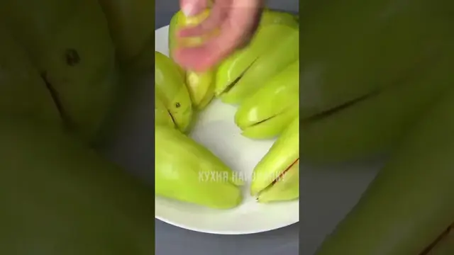 Жареный болгарский перец с чесноком и помидорами