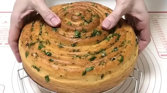 Вкуснейший чесночный хлеб