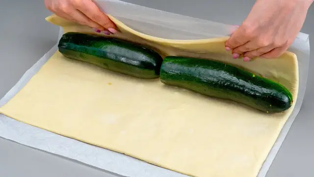 Рулет из кабачков с колбасой