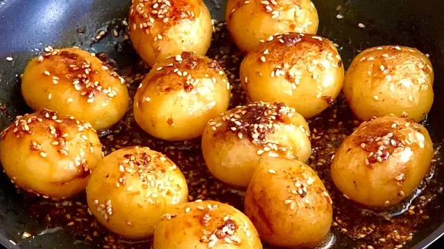 Молодой картофель в глазури из соевого соуса с медом и чесноком