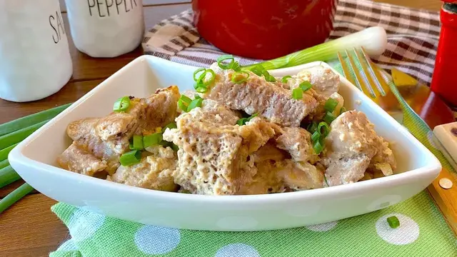 Мясо в сливках в горшочках