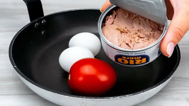 Омлет с тунцом на завтрак