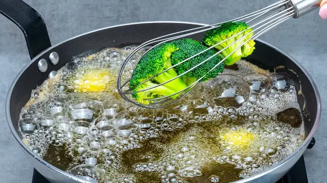 Запеканка с брокколи, сыром и беконом под томатным соусом