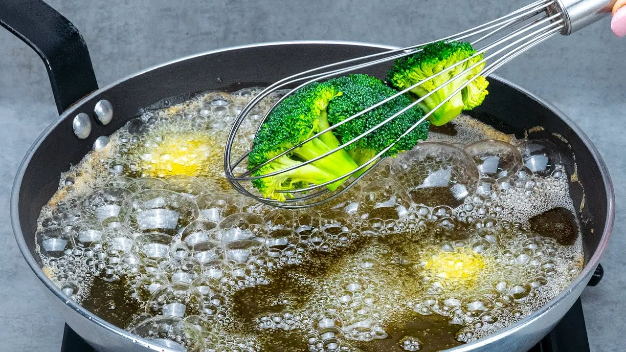 Запеканка с брокколи, сыром и беконом под томатным соусом