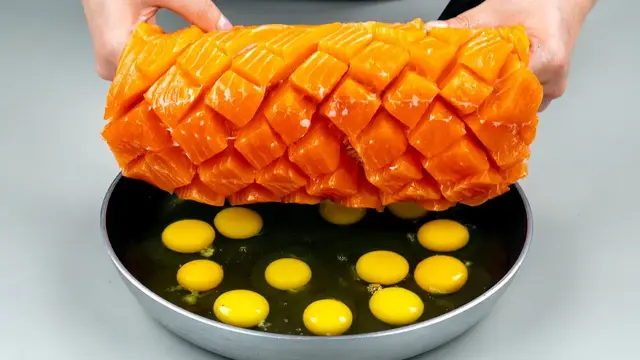 Лосось с овощами и рисом на сковороде