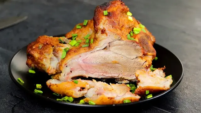 Нежная и вкусная свиная рулька