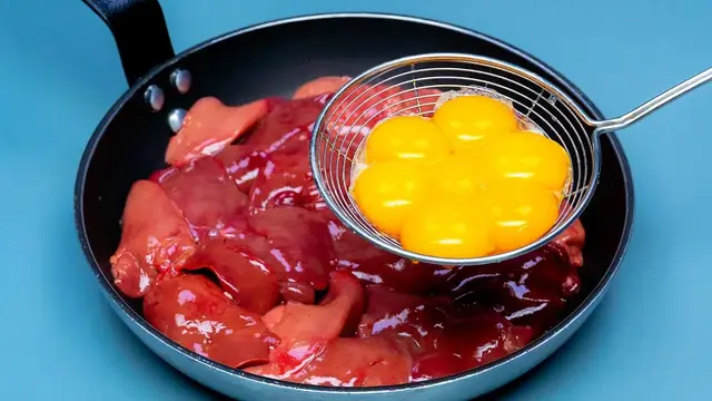 Пирог с куриной печенью и овощами