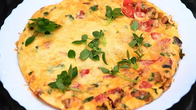 Омлет с овощами и сырной корочкой