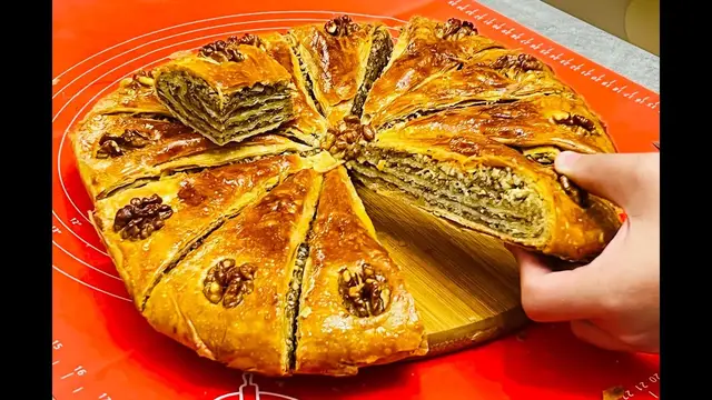 Пряный пирог с ореховой начинкой и корицей