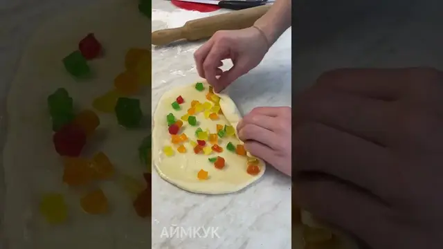 Булочки с цукатами на молоке и дрожжах