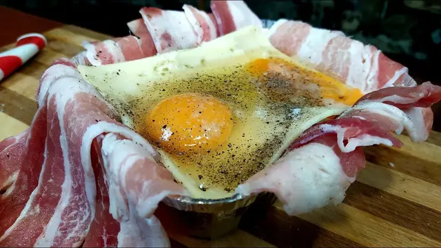 Яичница с беконом на завтрак