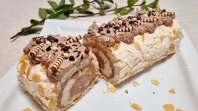 Меренговый рулет с шоколадным кремом
