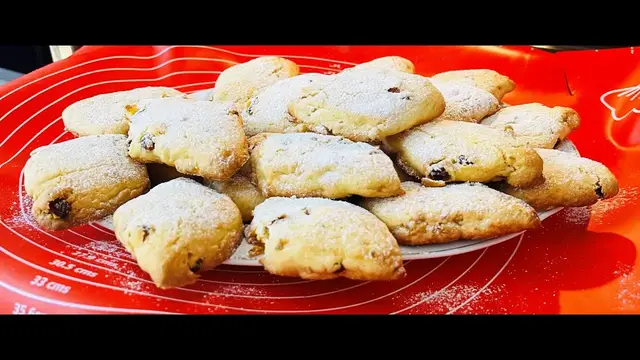 Песочное печенье с орехами и изюмом