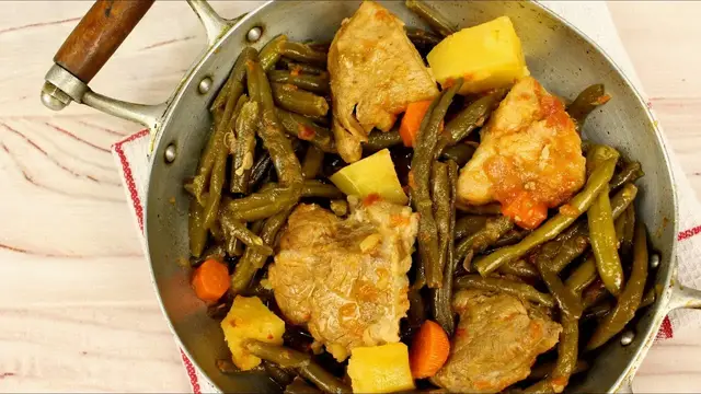 Тушеная свинина со стручковой фасолью и овощами