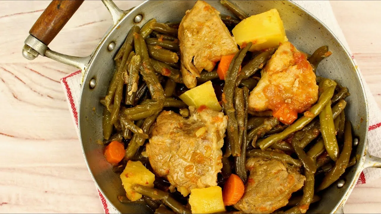 Тушеная свинина со стручковой фасолью и овощами