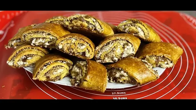Рулетики с белковой начинкой, изюмом и орехами