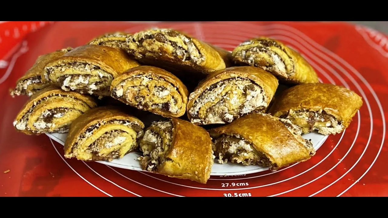 Рулетики с белковой начинкой, изюмом и орехами