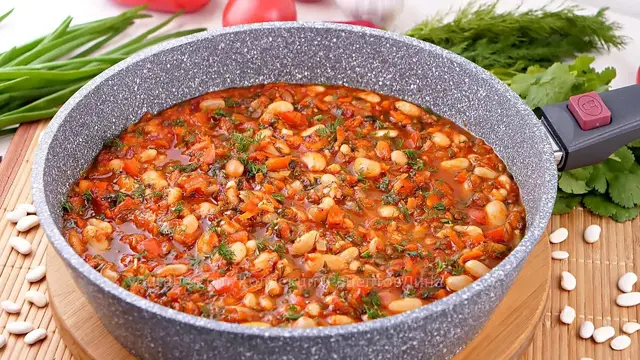 Вкусная фасоль с овощами в томатном соусе