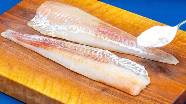 Хрустящая рыба с кукурузной кашей и сливочным соусом