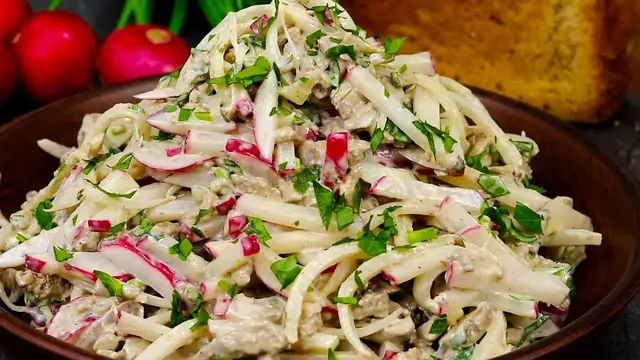 Простой и очень вкусный салат с редиской