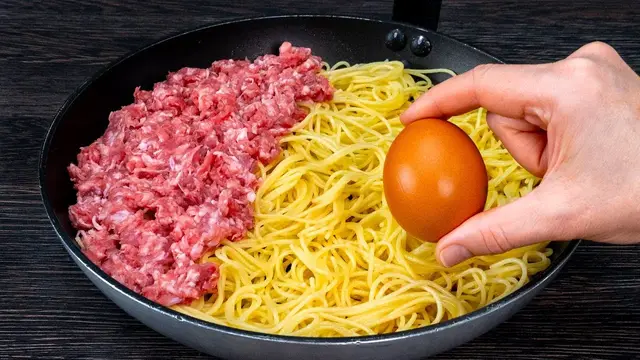 Паста с мясом на сковородке