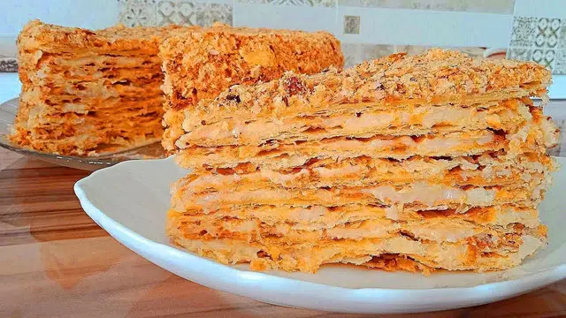 Сочный и хрустящий торт Наполеон