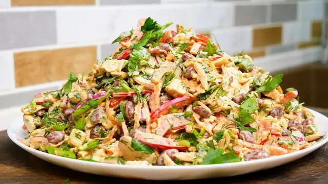 Вкусный салат с фасолью