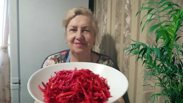 Полезный салат со свёклой, капустой и морковью  