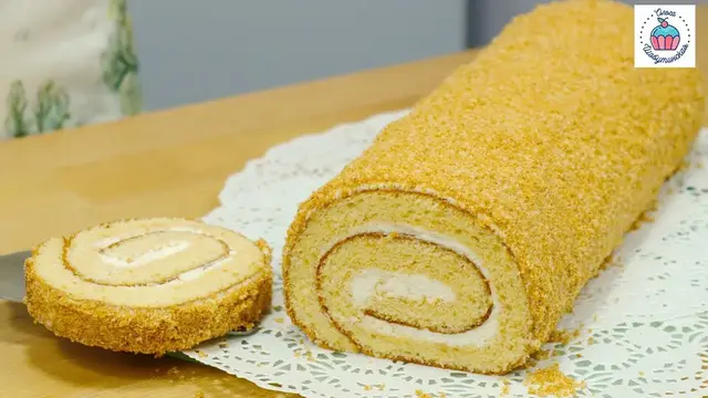 Медовый бисквитный рулет со сметанным кремом
