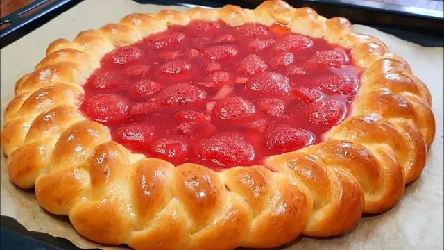Очень вкусный пирог с клубникой