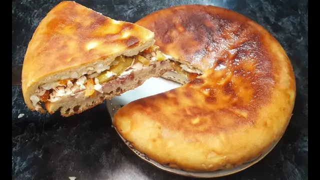 Пирог с курицей, яйцами и беконом