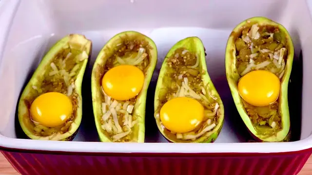 Баклажаны с яйцами и сыром