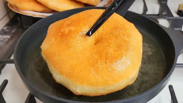Жареные пончики на сковородке