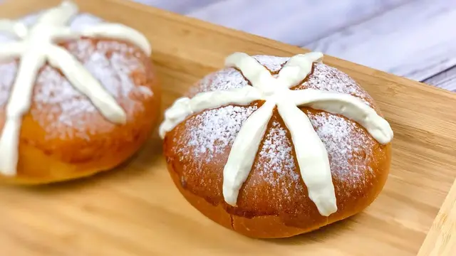 Домашние булочки со сливками и сгущенкой