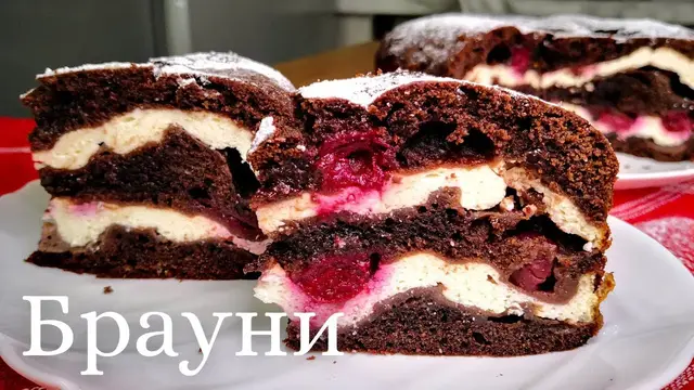 Десерт шоколадный с вишней