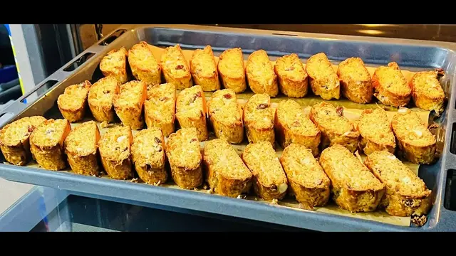 Пряное печенье с мёдом, орехами и изюмом