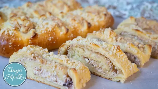 Сдобные рулетики с творогом, клубничным джемом и штрейзелем