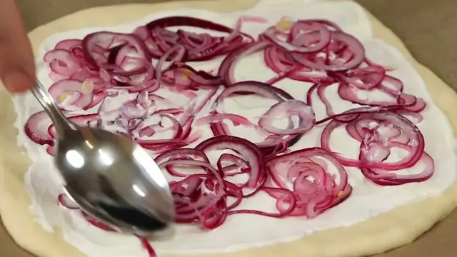 Пицца с тунцом и луком