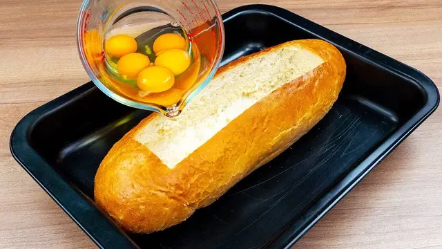 Запечённый батон с ветчиной и сырной начинкой