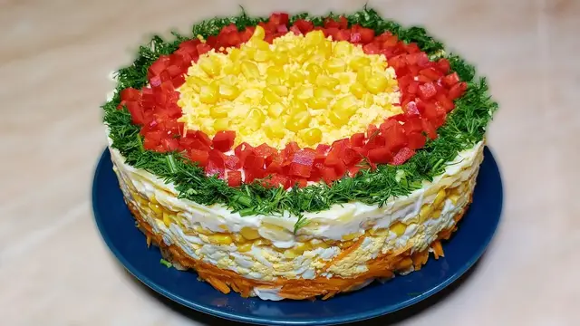 Слоёный салат с курицей и морковью по-корейски