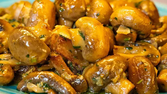 Ароматные грибы в белом вине с хмели-сунели и чесноком