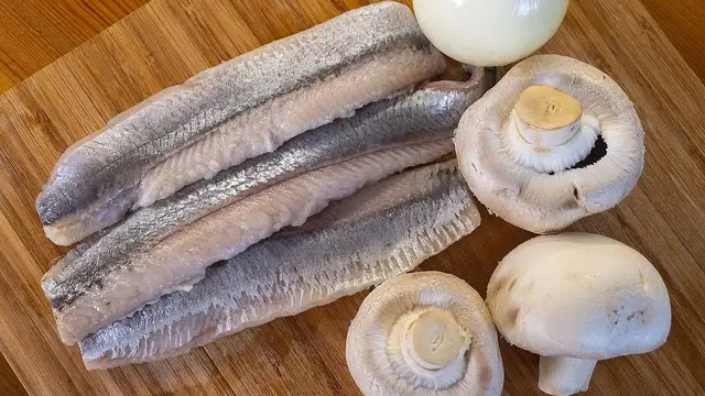 Салат с селедкой и грибами 