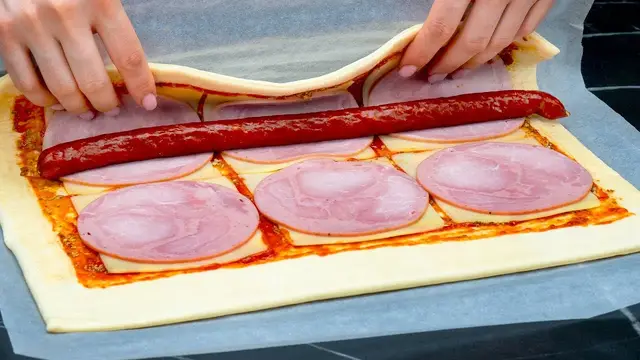 Закусочный рулет с ветчиной из слоёного теста 