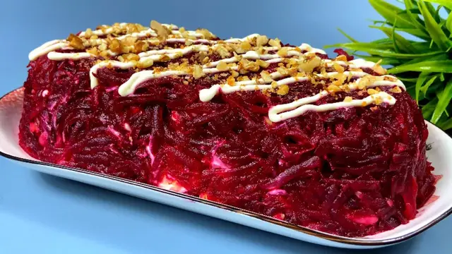 Бюджетный салат с копченой курицей и свеклой