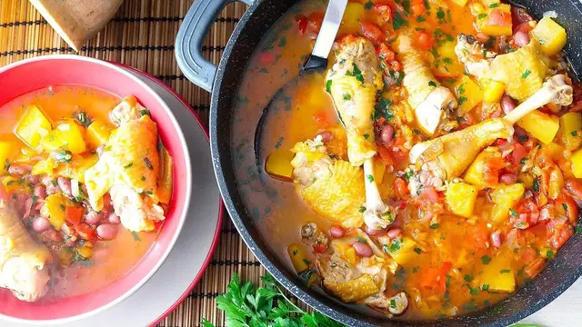 Тыква с курицей на сковороде
