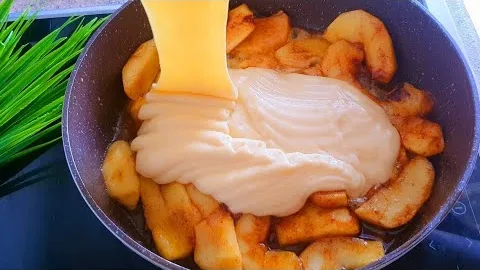 Пирог с яблоками на сковородке 