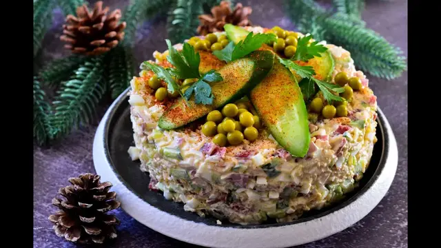 Новый новогодний салат с колбасой и огурцами