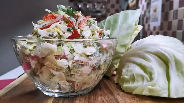 Салат с капустой и курицей на праздничный стол 