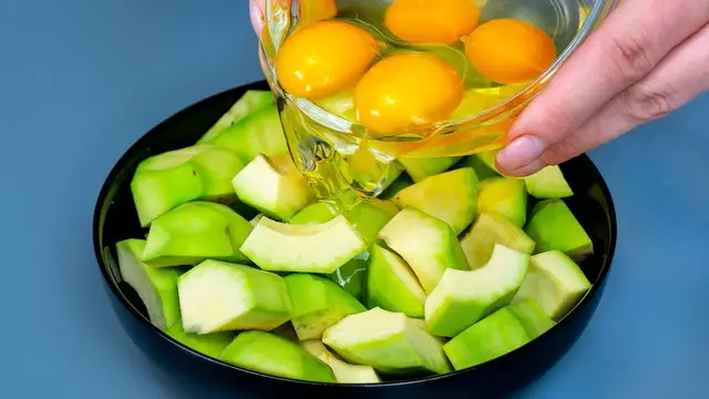 Вкусные яйца с авокадо на сковороде